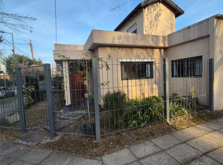 Casa en alquiler temporario c/ cochera en Bella Vista 2