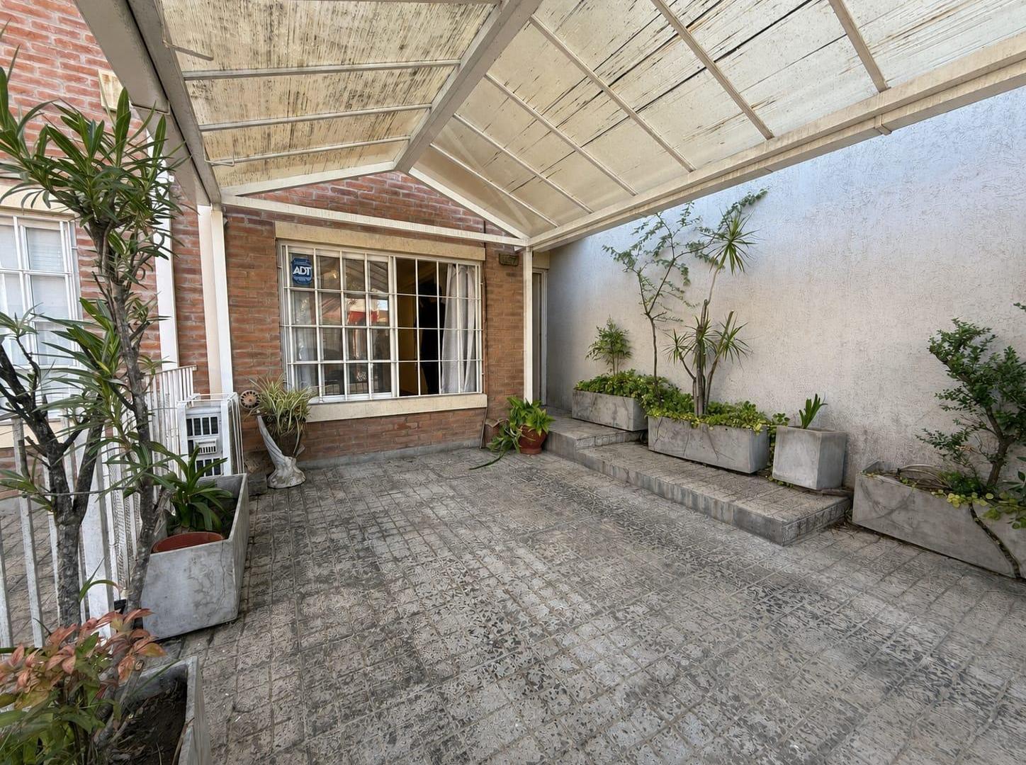 Foto de Casa Triplex en Carapachay con cochera / Apto Crédito, imagen 1