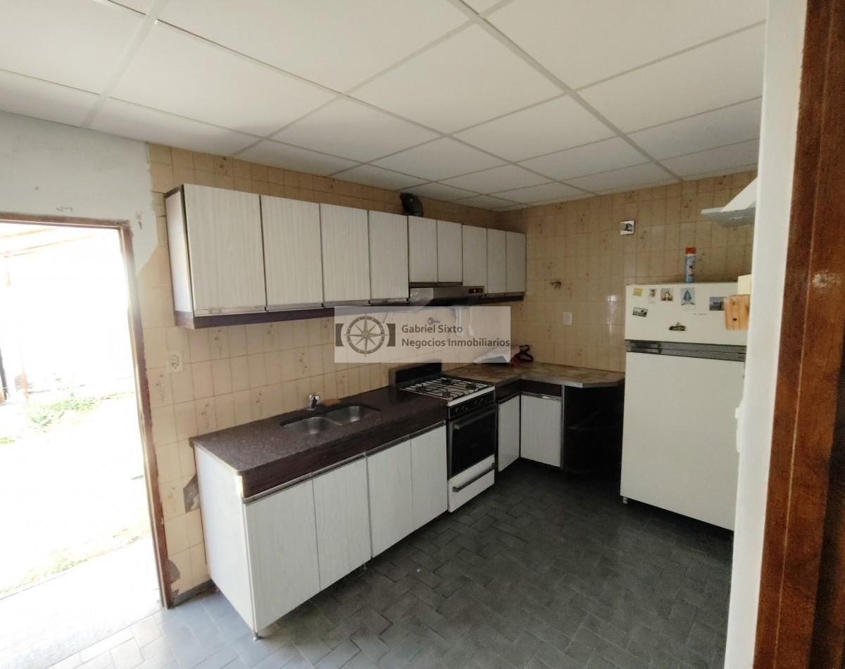 Venta Casa Las Catitas Calle Principal E Civit a m de Policia 3 Dorm. 2 Bñ, Local Cocheras 4