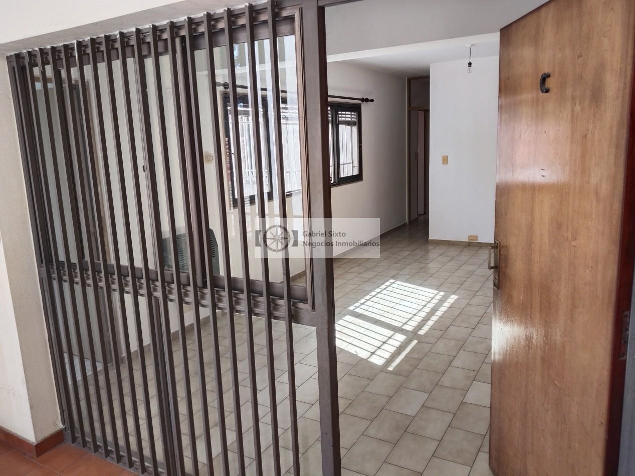 Foto de VENTA DEPTO 6ta secc J A CALLE 727. 3 dorm MUY AMPLIO 1° piso con, imagen 3