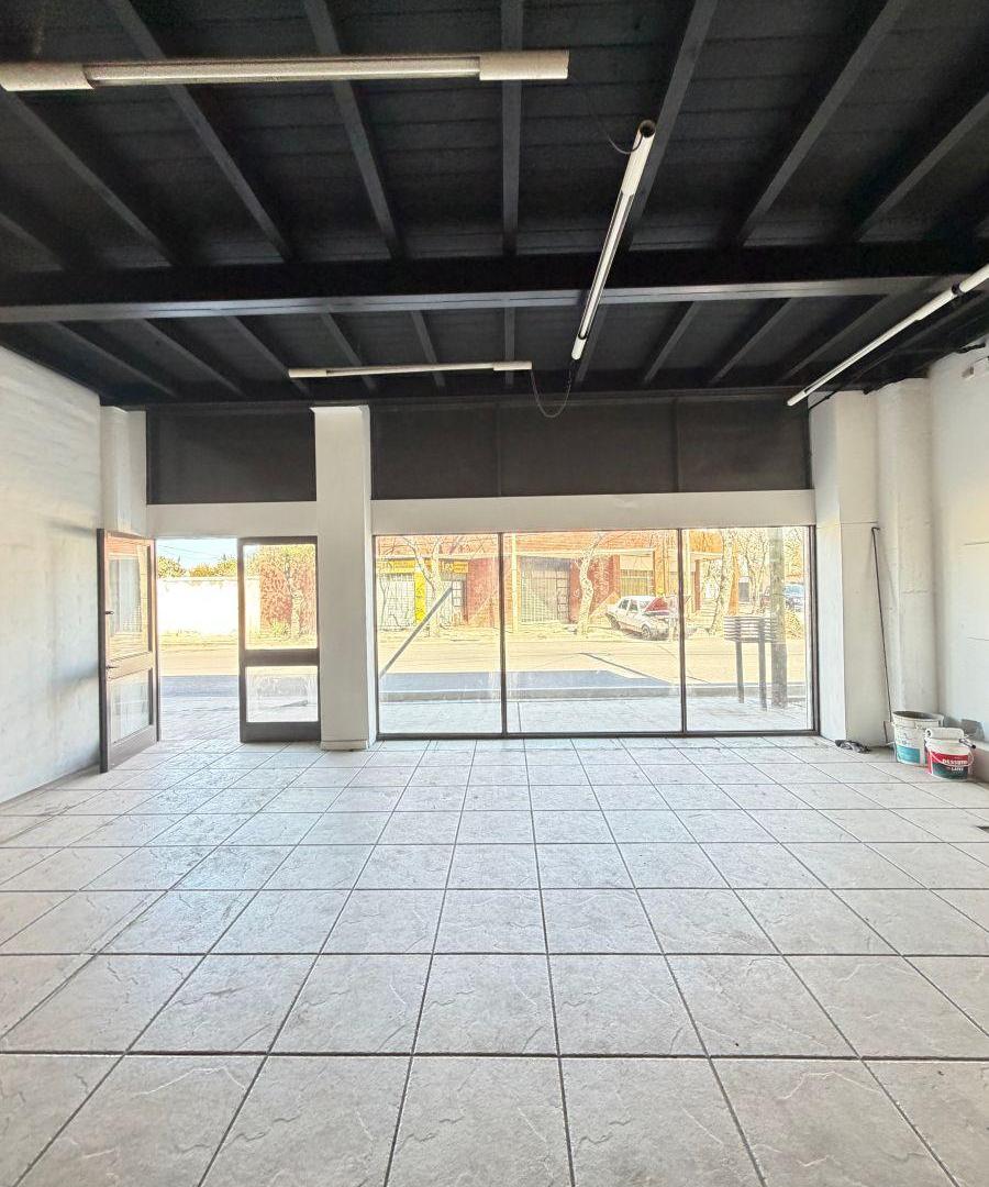 Foto de Depósito + Local comercial de 1400 m² en alquiler en San Martín, imagen 3