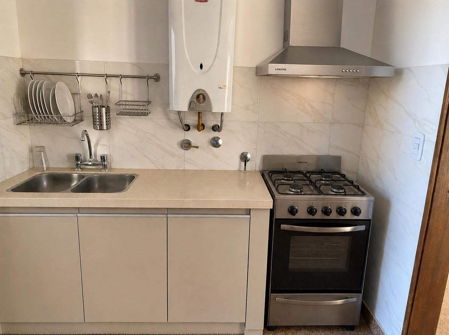 Foto de Casa de dos dormitorios con cochera y parque en Venta en La Plata, imagen 4