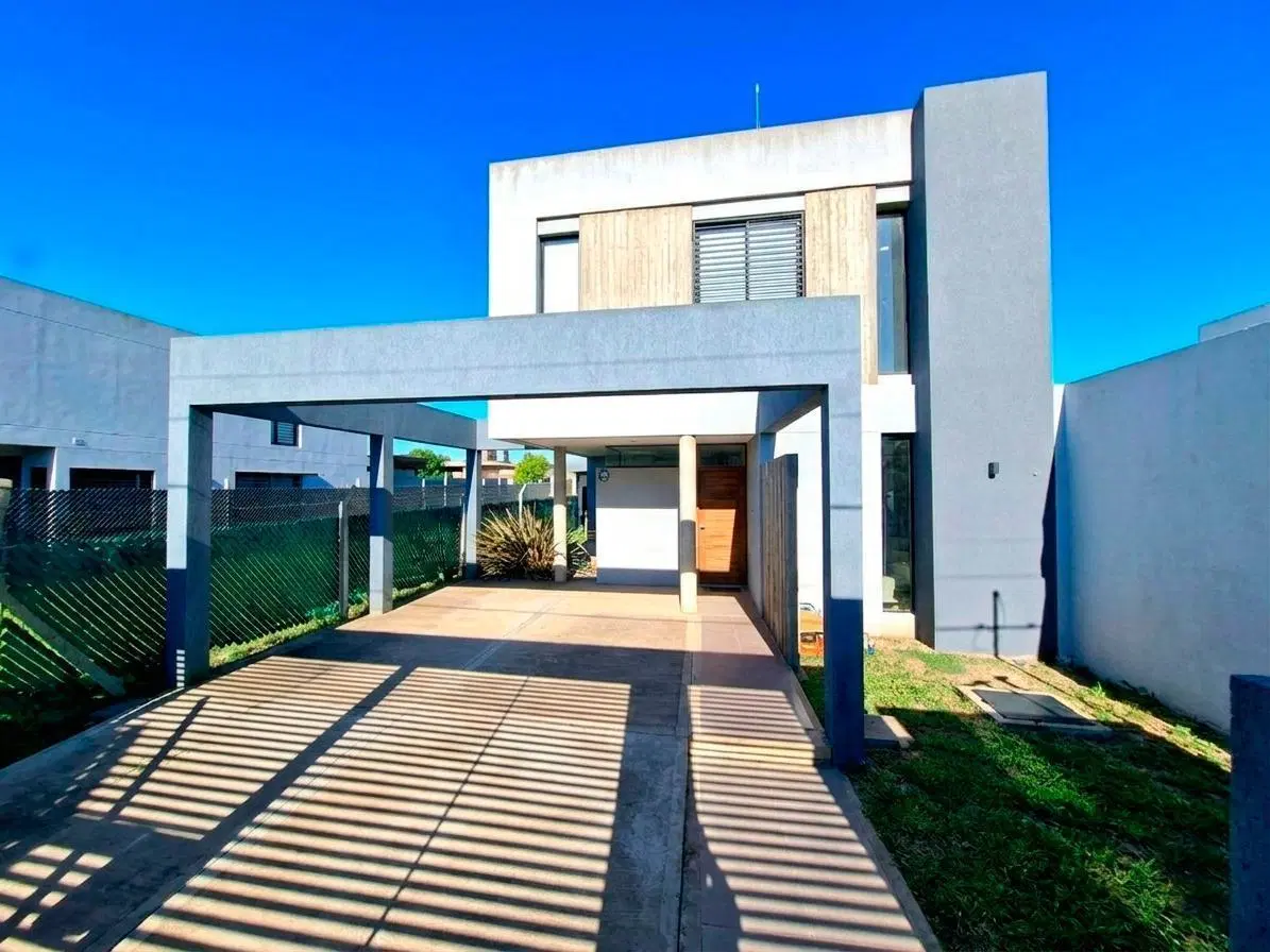 Casa de tres dormitorios con parque y pileta 3