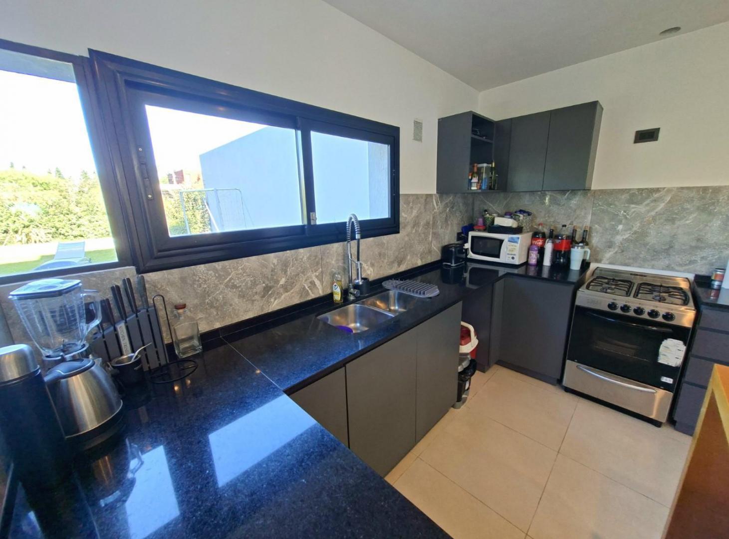 Foto de Casa de tres dormitorios con parque y pileta, imagen 4