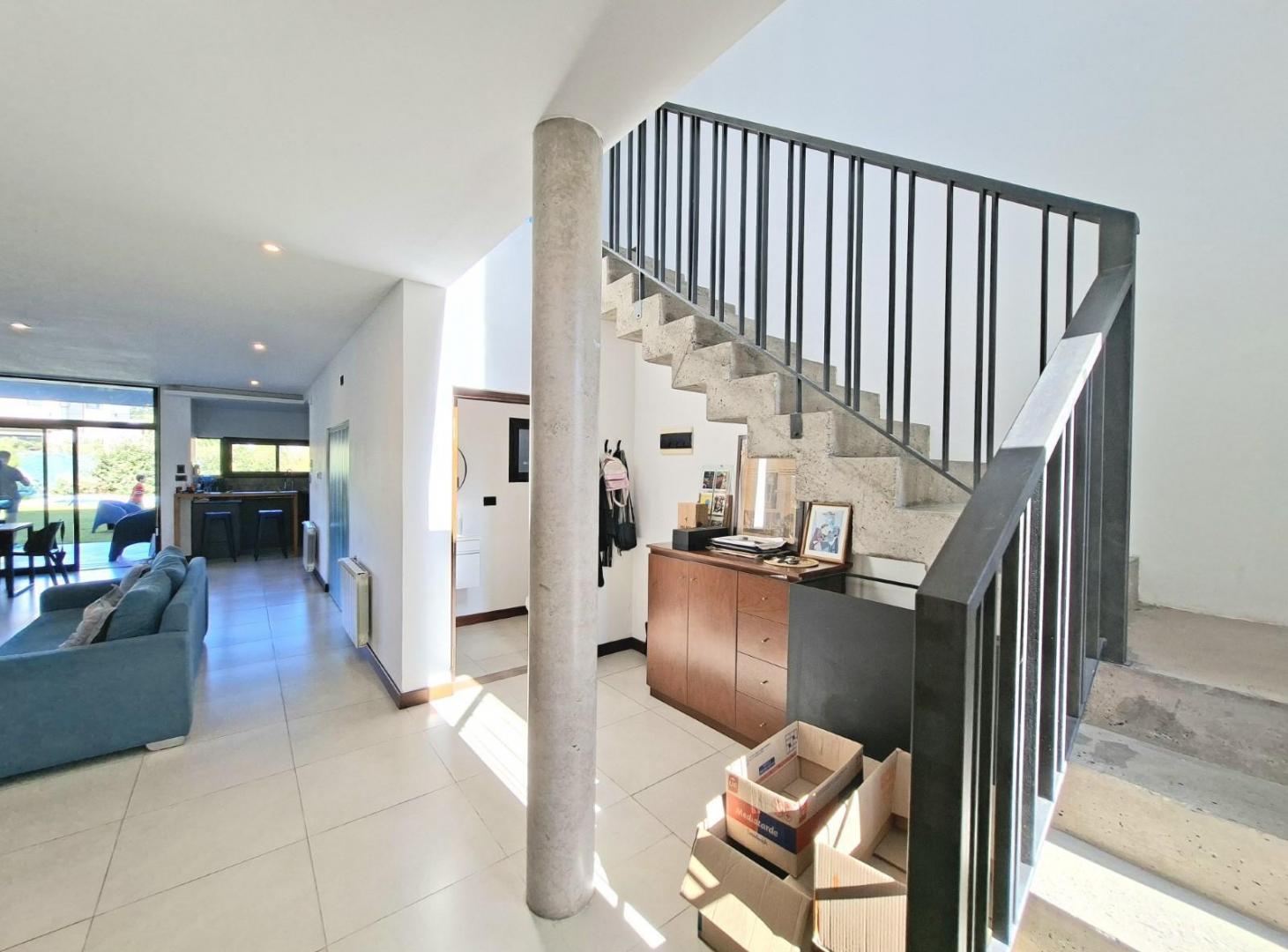 Casa de tres dormitorios con parque y pileta