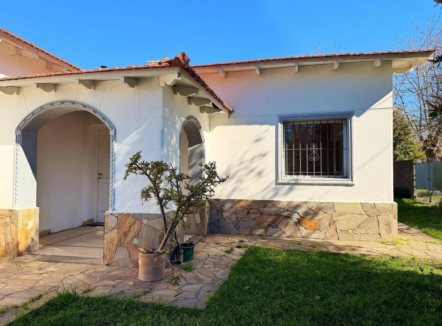 Casa de 3 dormitorios con parque y pileta en VENTA, Gonnet. 4