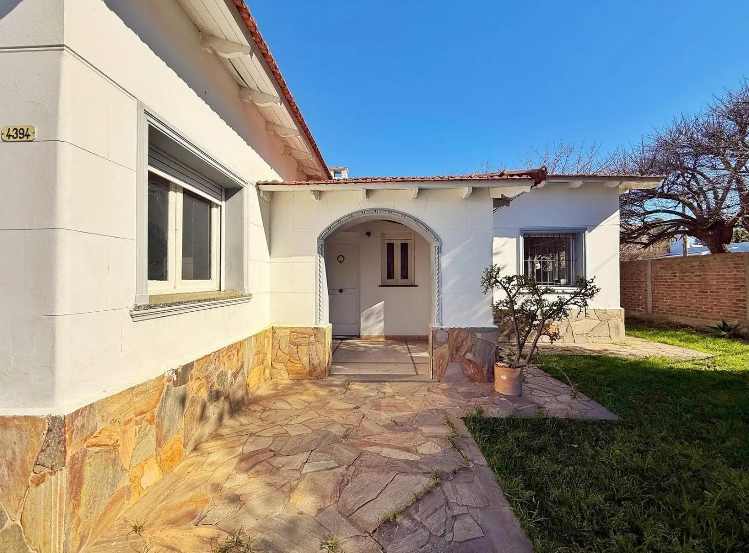 Casa de 3 dormitorios con parque y pileta en VENTA, Gonnet. 2