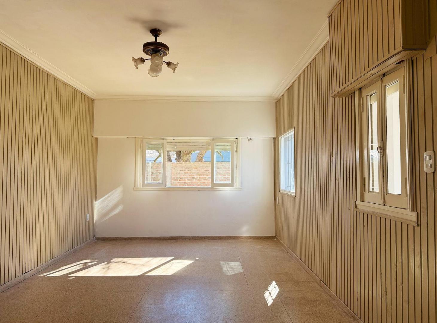 Casa de 3 dormitorios con parque y pileta en VENTA, Gonnet.