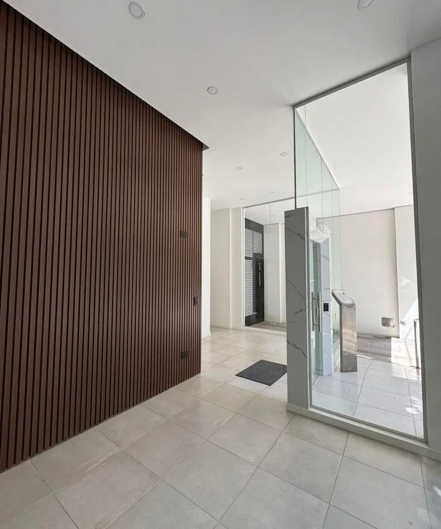 Departamento en venta con 2 cocheras y oficina 5