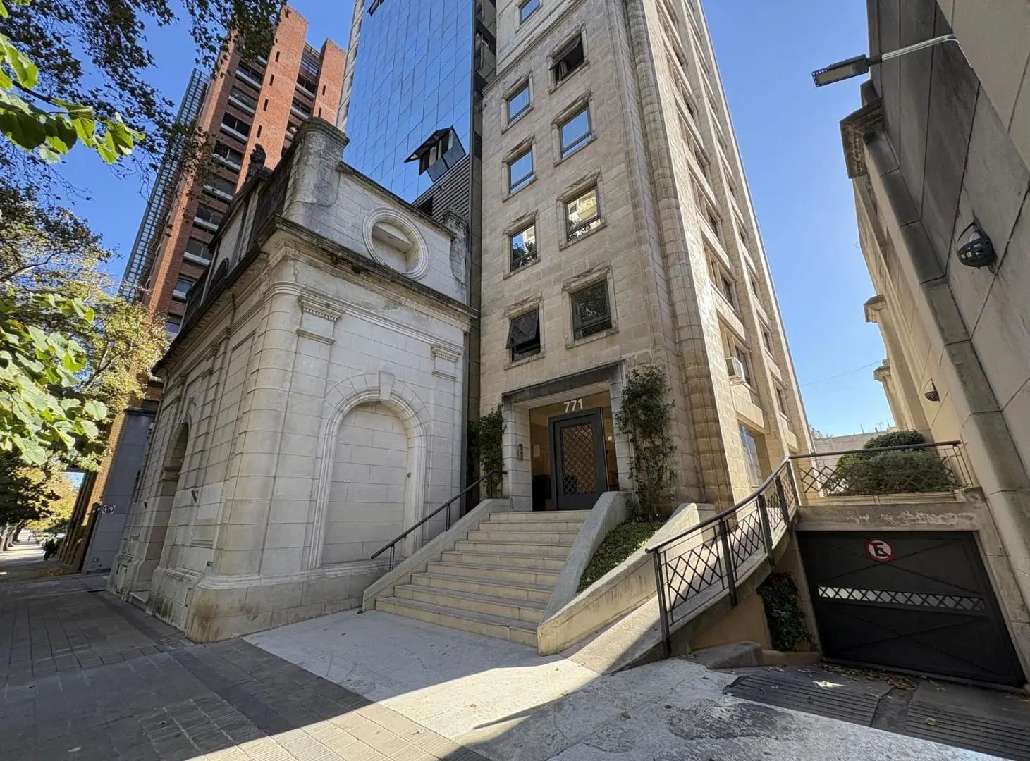 Semipiso de dos dormitorios con cochera cubierta en venta Edificio Bayón 5
