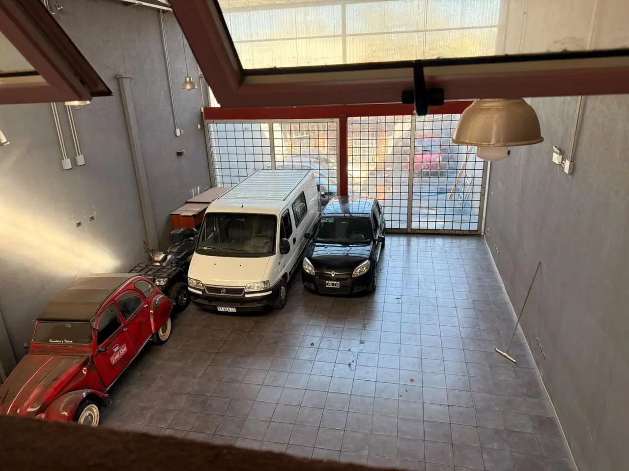 Local con oficinas sobre avenida 122 en alquiler 2