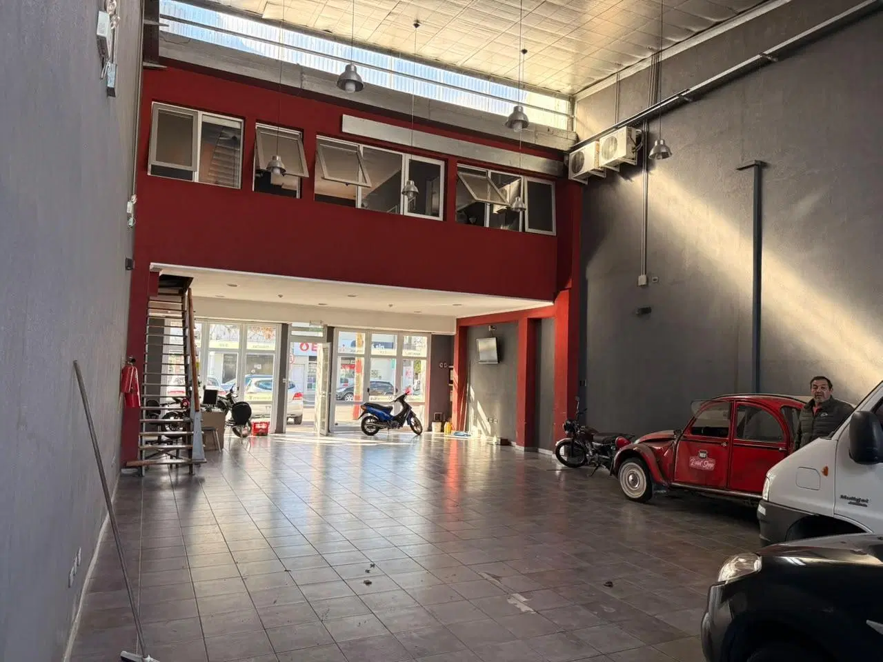 Local con oficinas sobre avenida 122 en alquiler 4