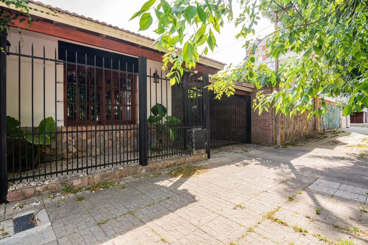 Casa de dos plantas en exelente ubicacion 2