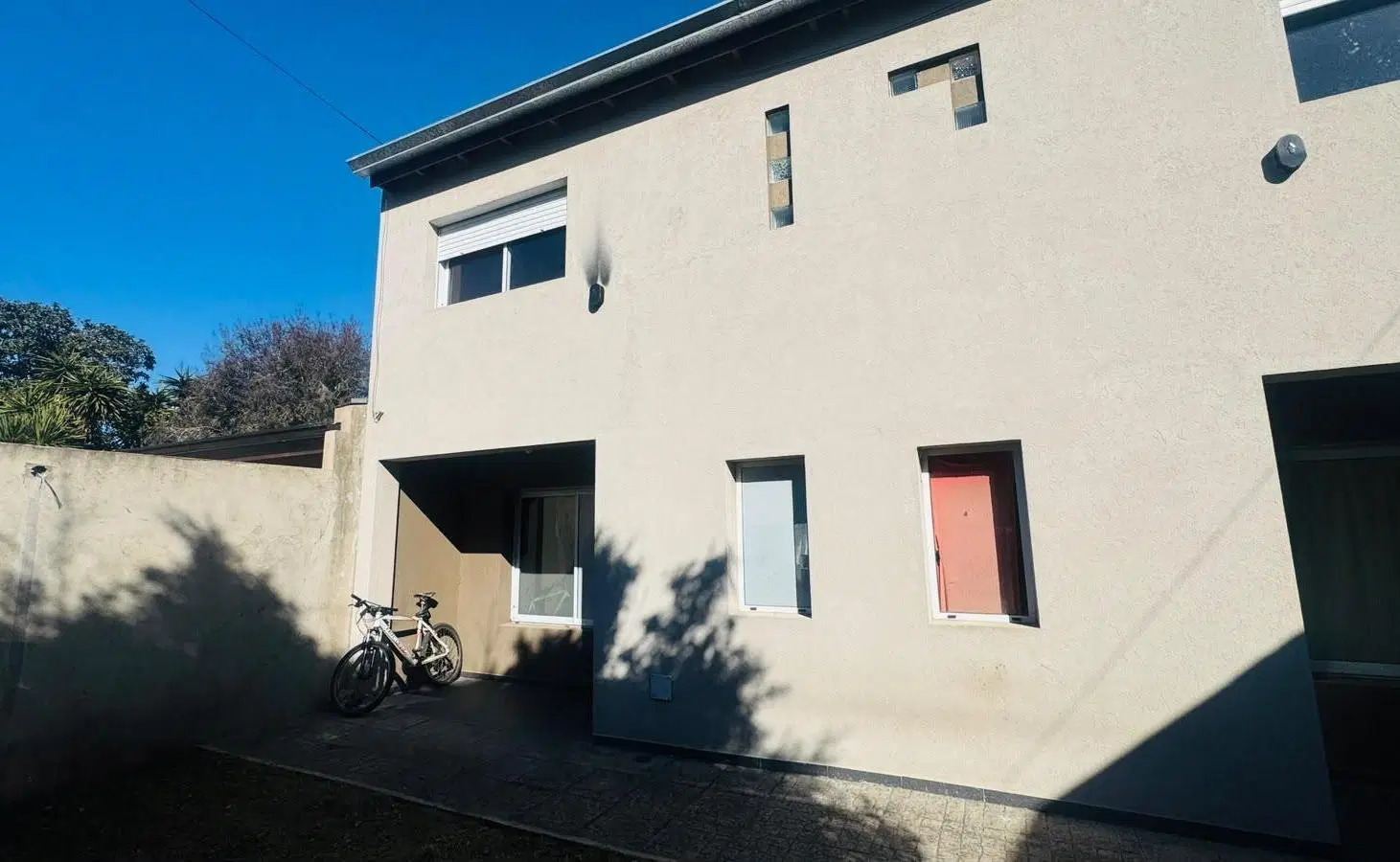 Departamento duplex de dos dormitorios con patio en Tolosa 3