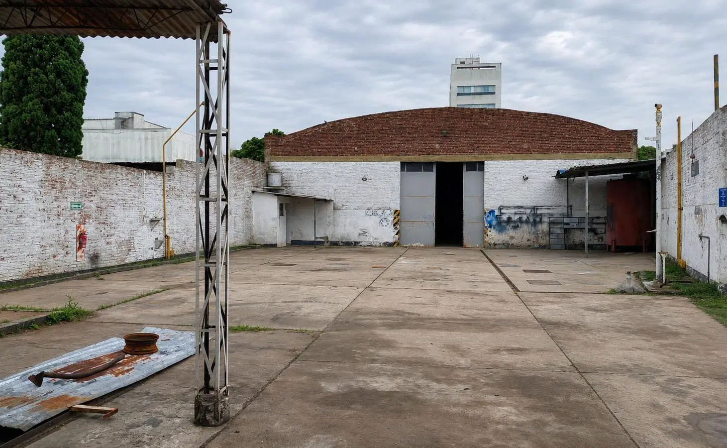 Galpo en alquiler con gran lote en La plata 2