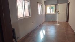 Foto de Casa de 2 dormitorios y patio en Venta en Villa Elisa, imagen 3