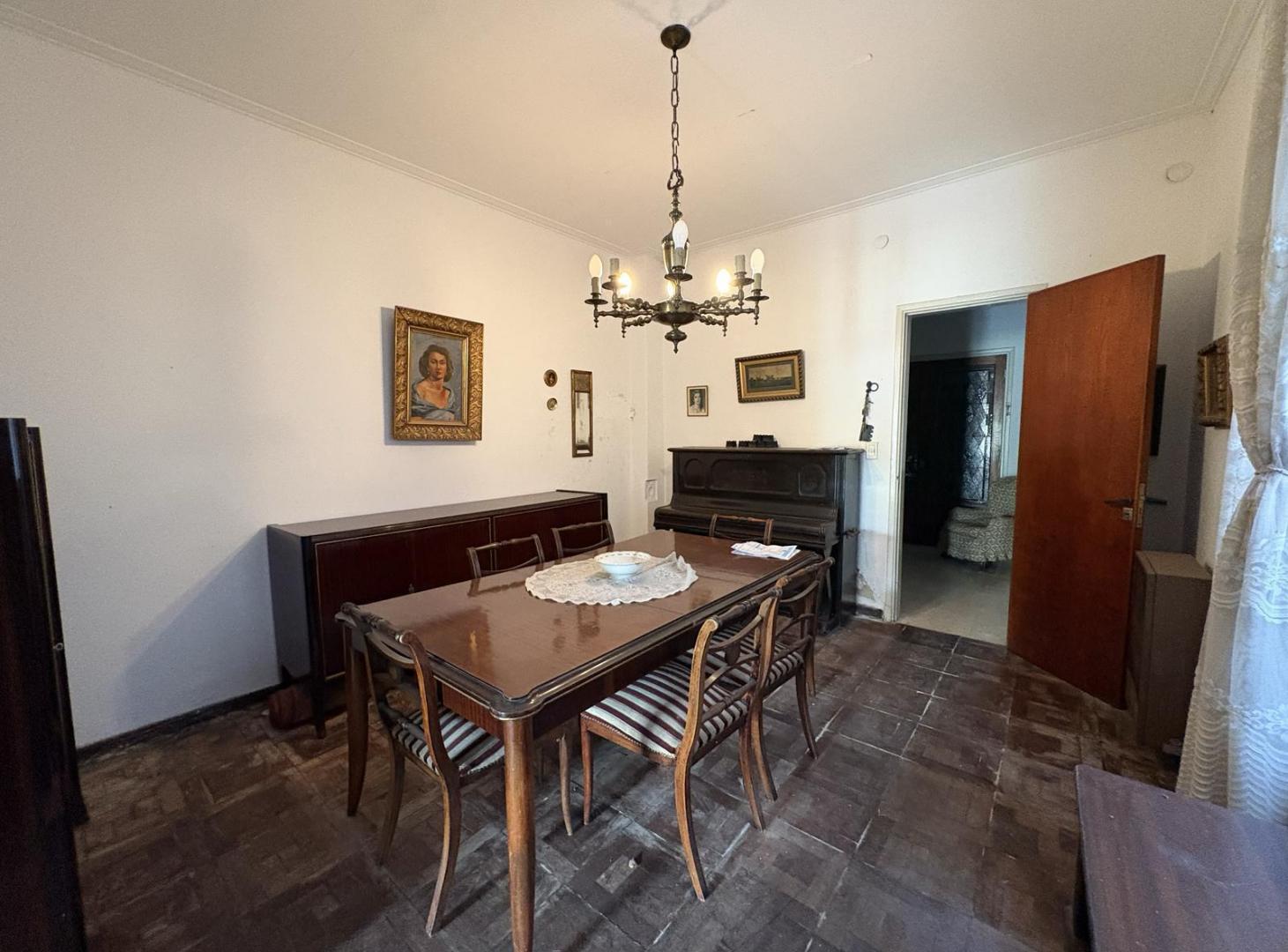 Foto de Casa de 4 dormitorios y jardin en venta en La Plata, imagen 2