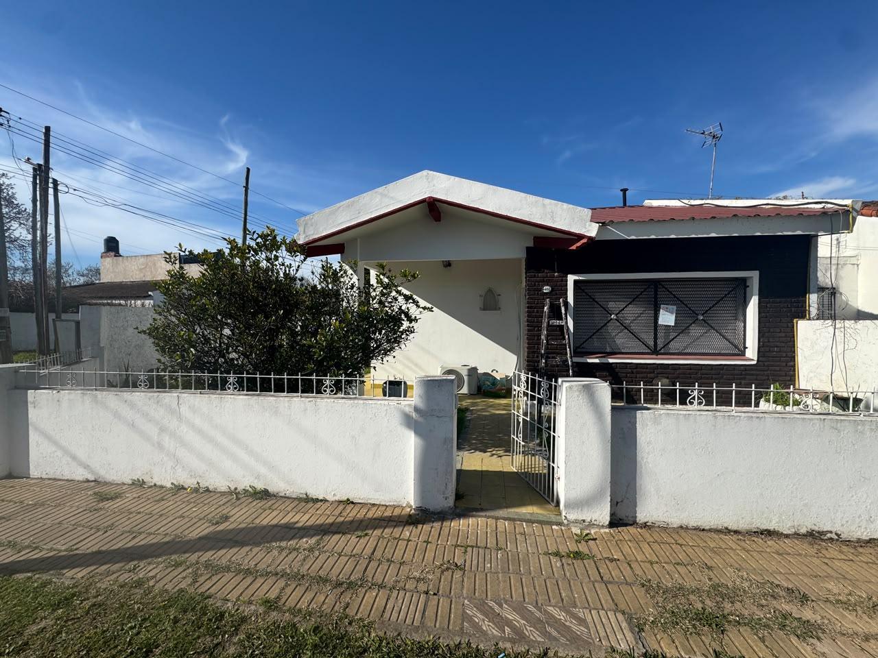 Foto de Casa de 4 ambientes en Venta en Ezpeleta Este, imagen 2