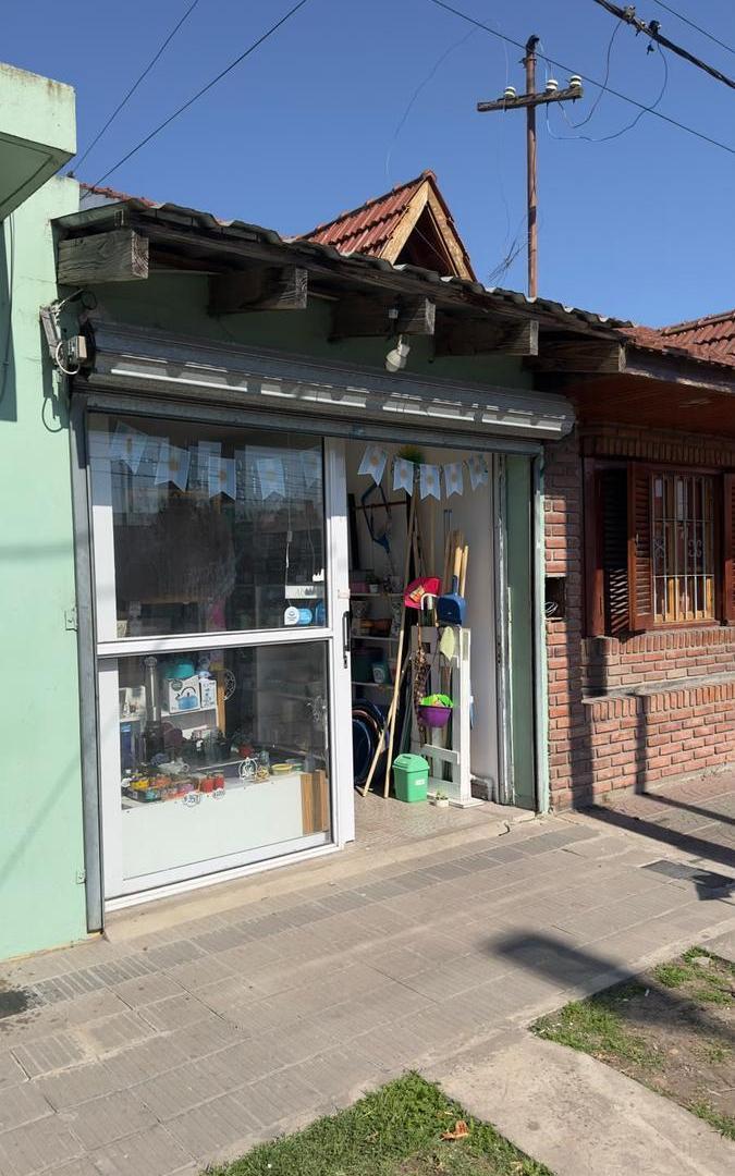 Foto de Local en venta - Los Hornos, imagen 2