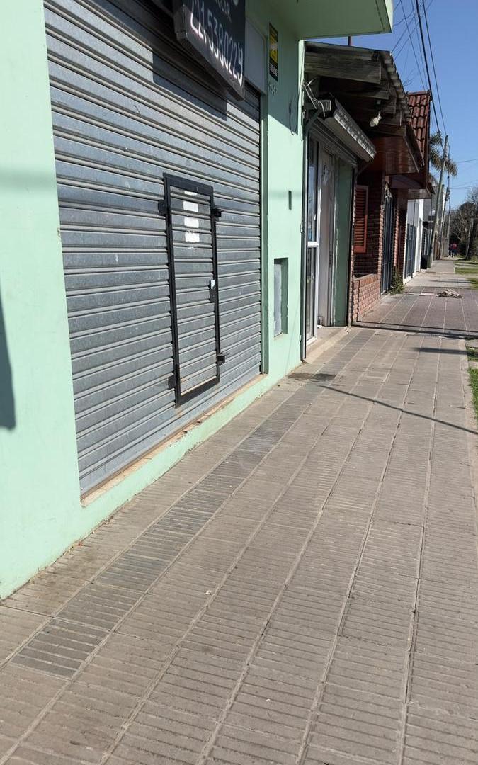 Foto de Local en venta - Los Hornos, imagen 2