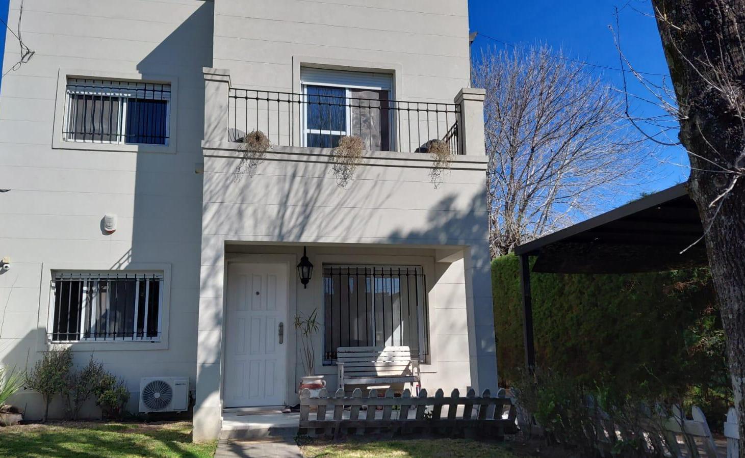 Foto de Venta de Casa de 6 ambientes con pileta y parque en Gonnet, imagen 2
