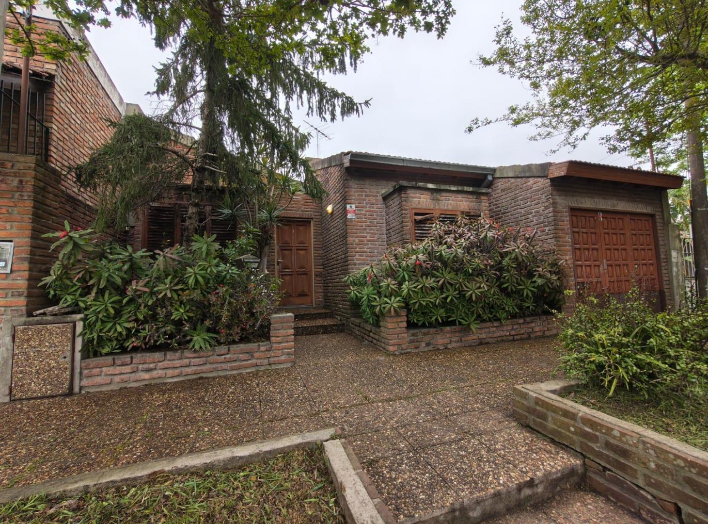 Foto de Casa en venta APTA BANCO en Barrio Jardin, Villa Elvira, imagen 1