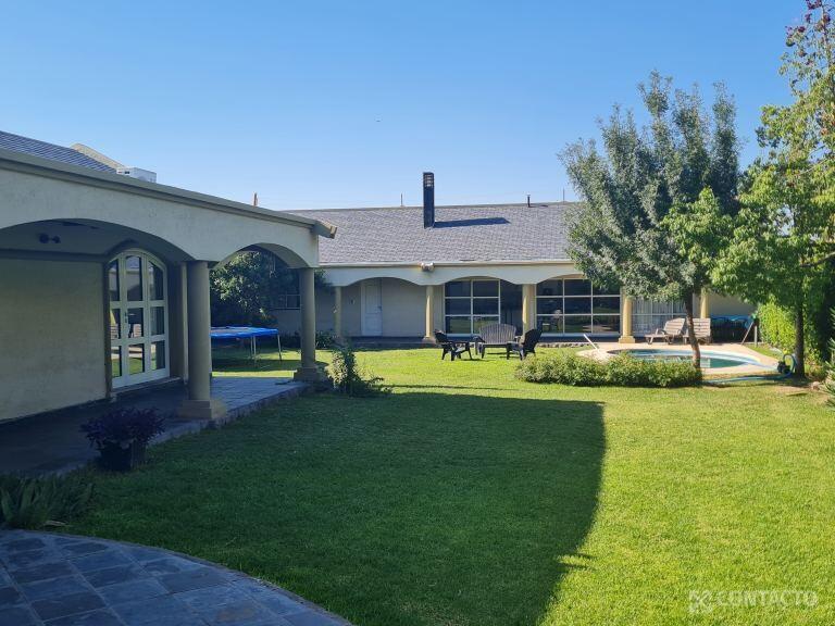 Contacto Propiedades Inmobiliaria Vende Casa de Categoría en Guaymallén 1