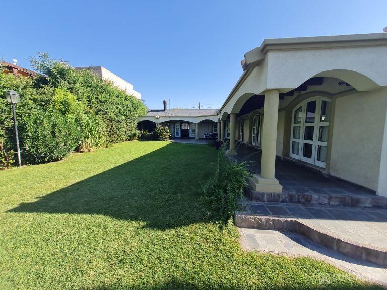 Contacto Propiedades Inmobiliaria Vende Casa de Categoría en Guaymallén 4