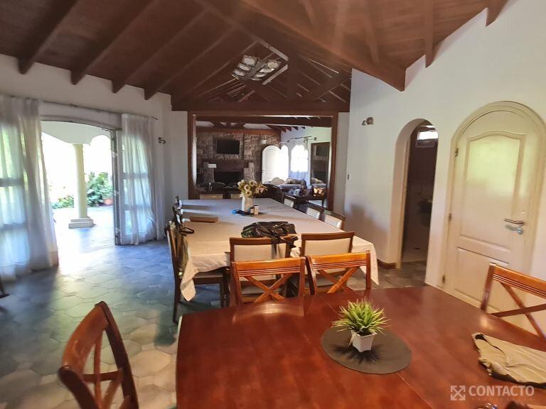 Contacto Propiedades Inmobiliaria Vende Casa de Categoría en Guaymallén 2