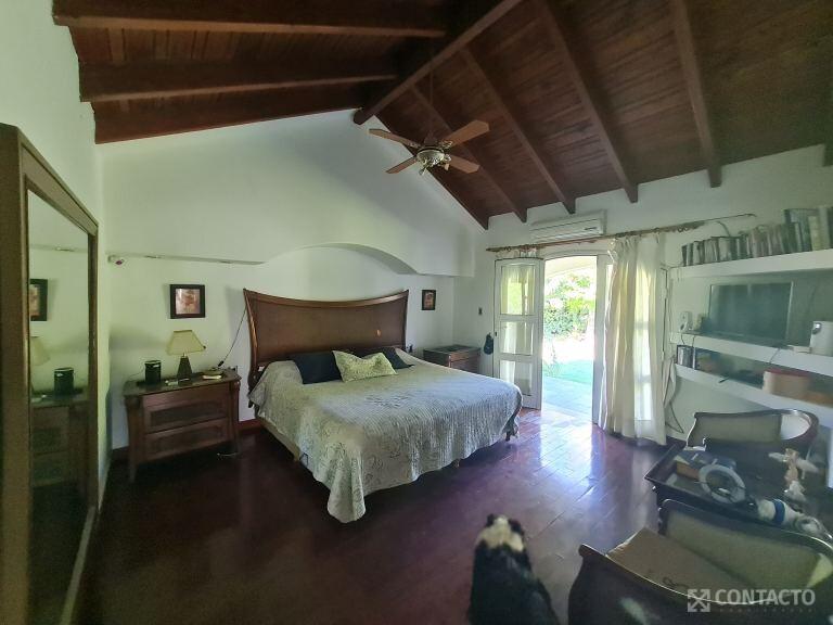 Contacto Propiedades Inmobiliaria Vende Casa de Categoría en Guaymallén 3