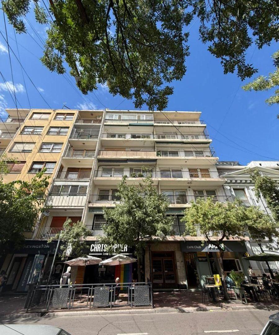 Departamento en venta en el microcentro de la ciudad, situado en reconocida calle Espejo.