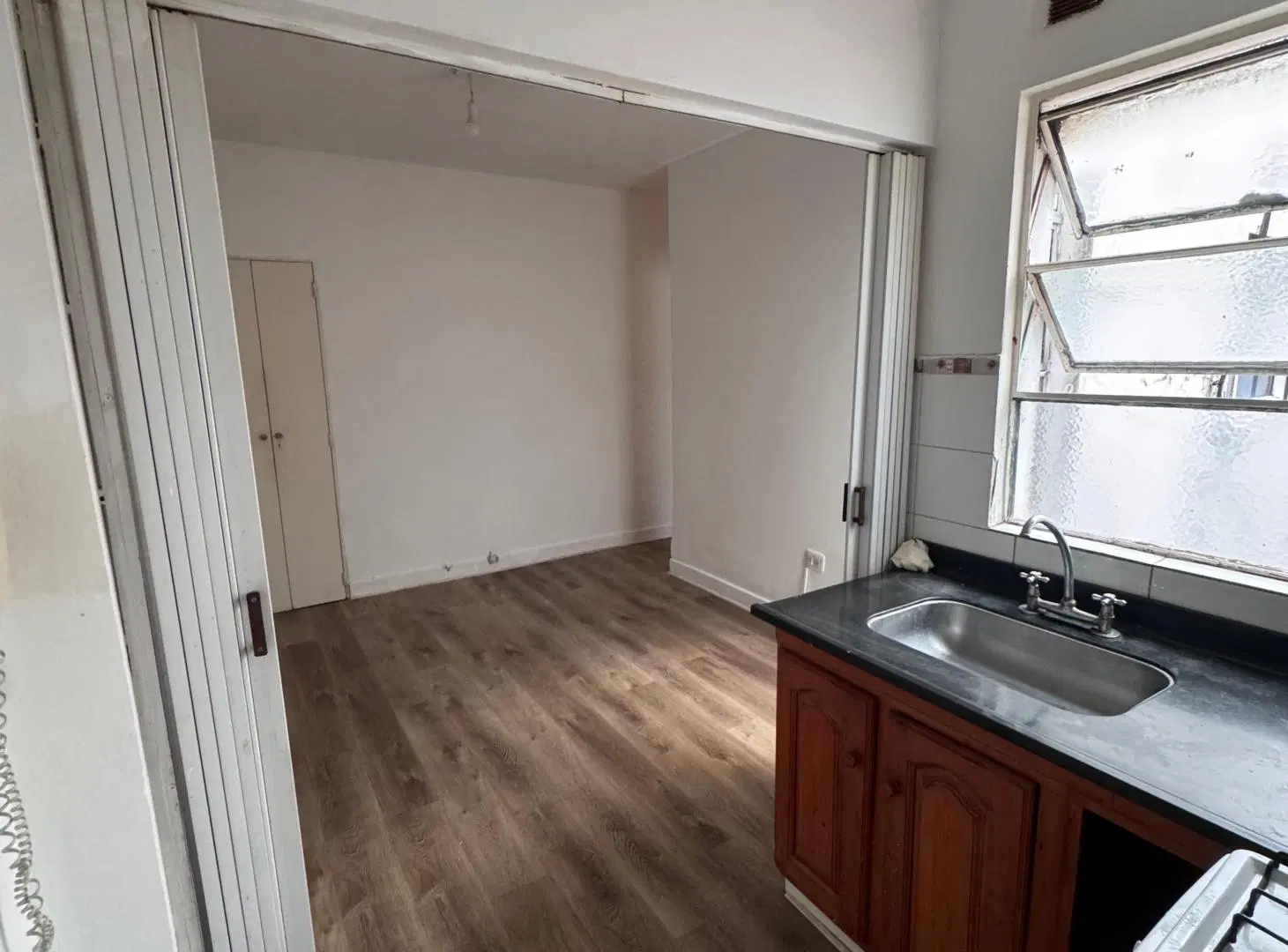 Departamento 2 ambientes. 1ro por escalera y a pasos de Cuenca 3