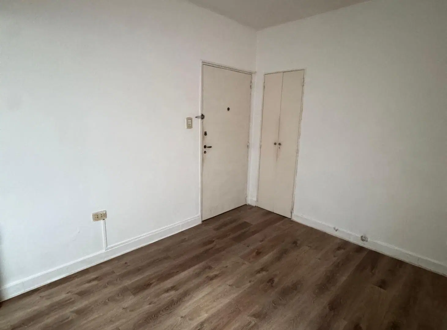 Departamento 2 ambientes. 1ro por escalera y a pasos de Cuenca 4