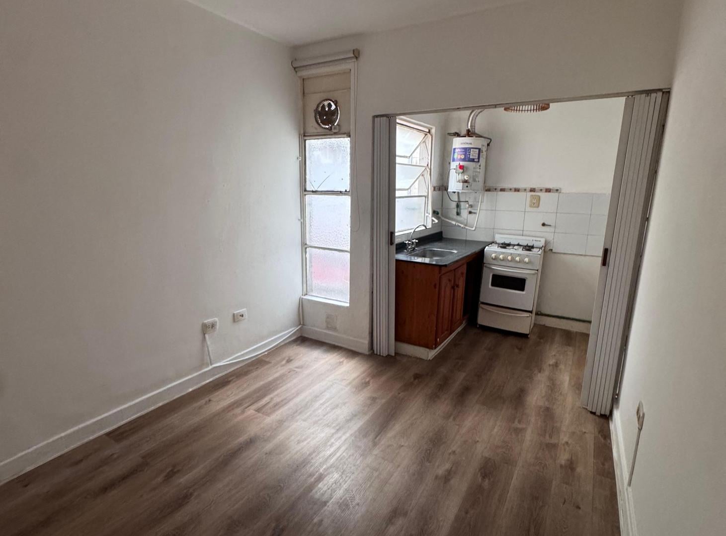 Departamento 2 ambientes. 1ro por escalera y a pasos de Cuenca
