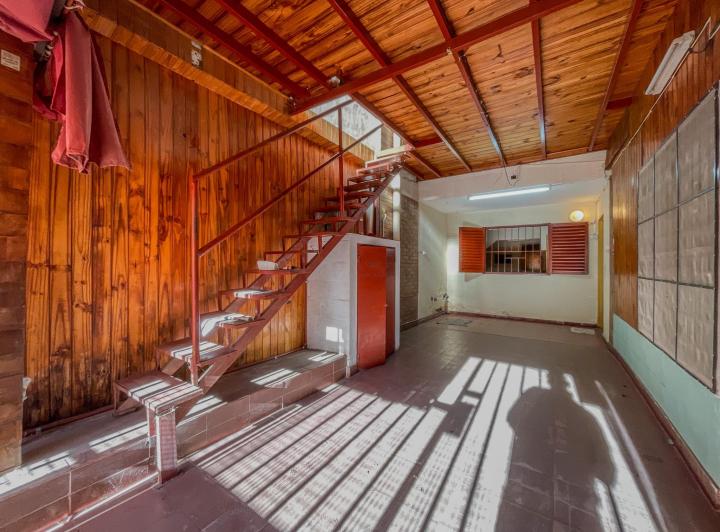 Casa amplia con 4 dorm., patio y salón extra en Provincias Unidas 2