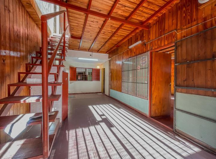Casa amplia con 4 dorm., patio y salón extra en Provincias Unidas 5