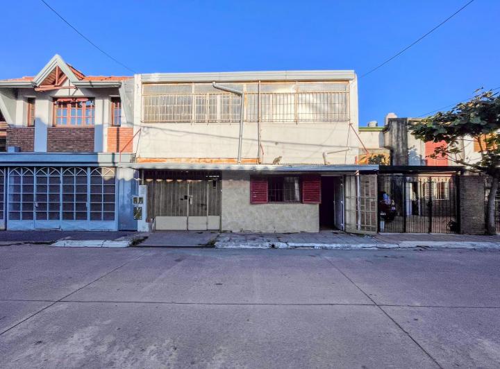 Casa amplia con 4 dorm., patio y salón extra en Provincias Unidas 1