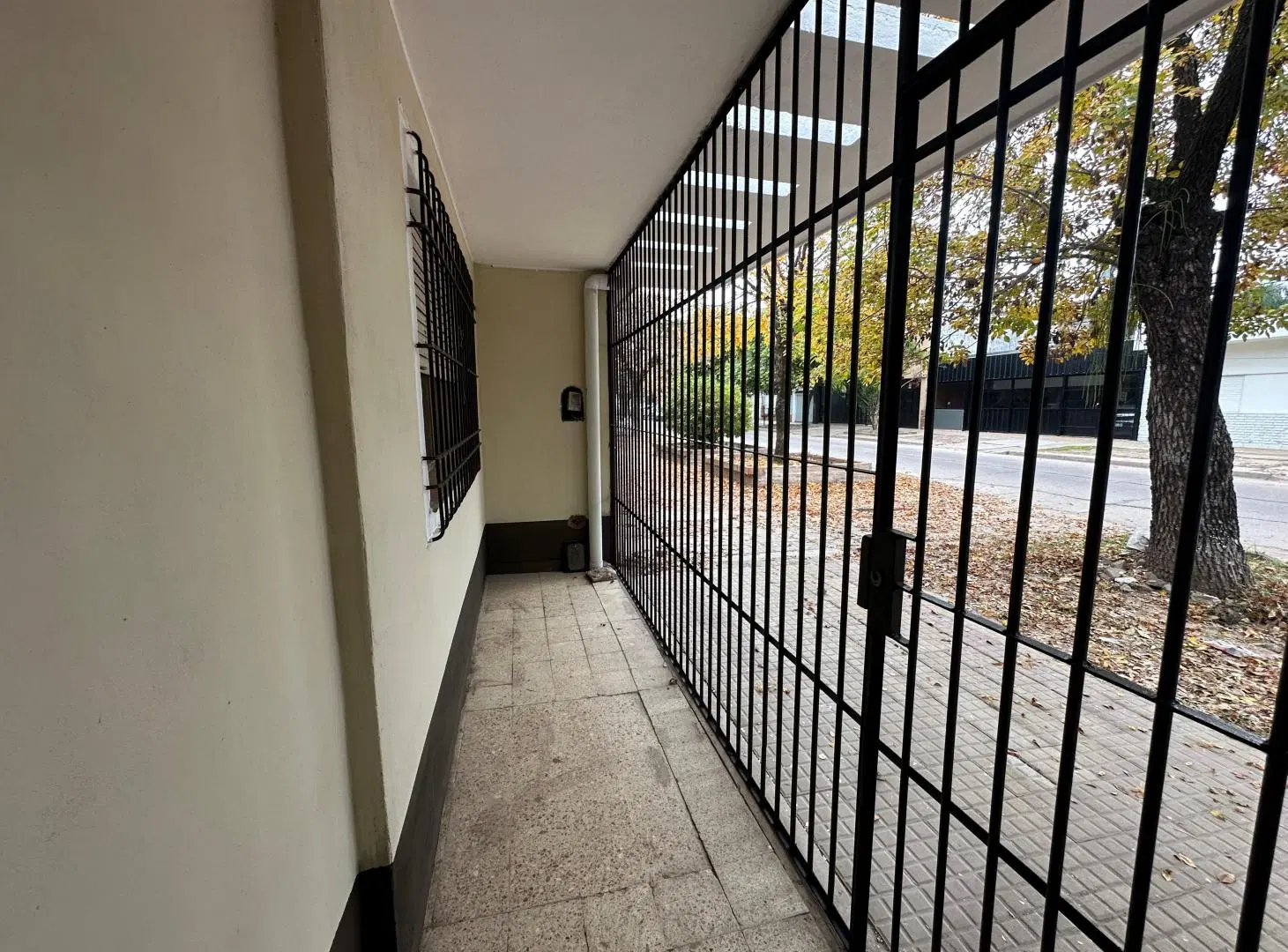 Casa en Esquina con Cochera Automática y Patio Parrilla – Amplios Ambientes y Excelente Ubicación 1