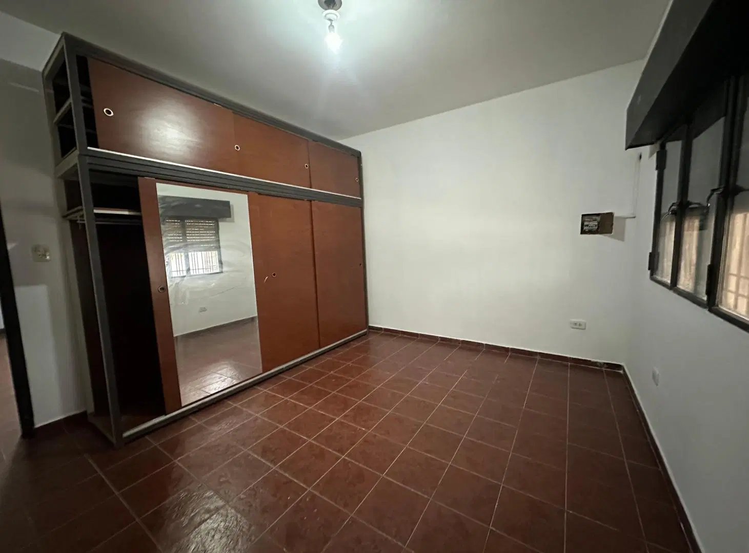 Casa en Esquina con Cochera Automática y Patio Parrilla – Amplios Ambientes y Excelente Ubicación 5