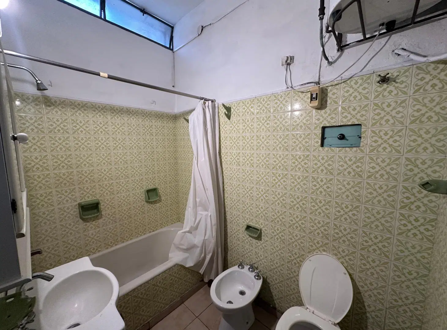 Casa en Esquina con Cochera Automática y Patio Parrilla – Amplios Ambientes y Excelente Ubicación 4