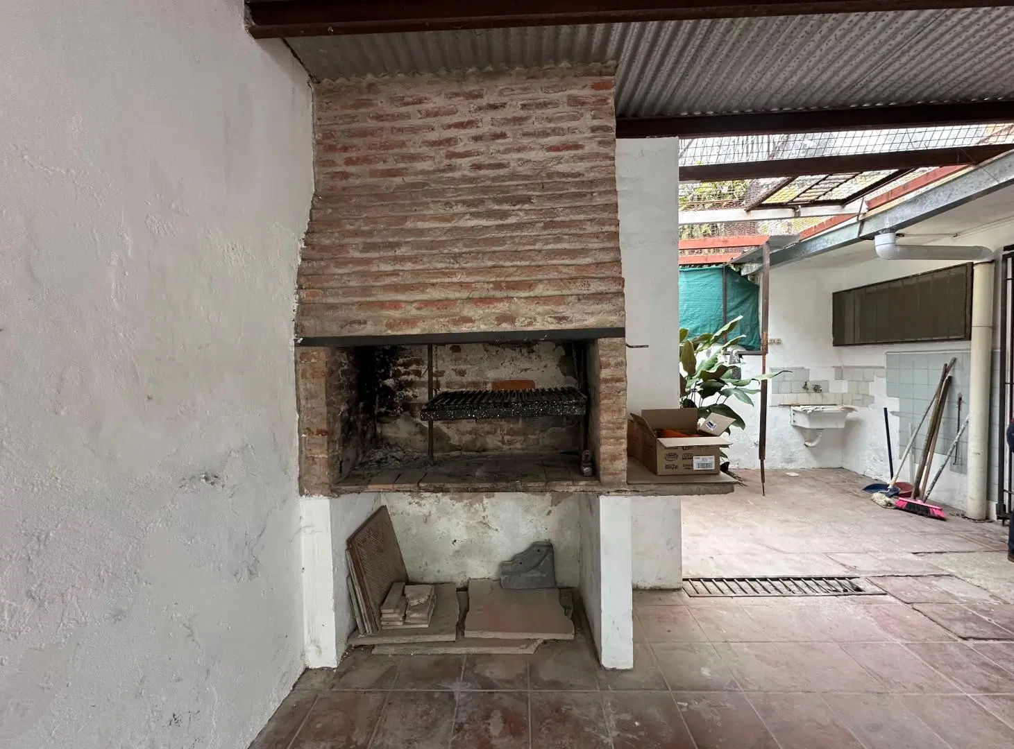 Casa en Esquina con Cochera Automática y Patio Parrilla – Amplios Ambientes y Excelente Ubicación 3