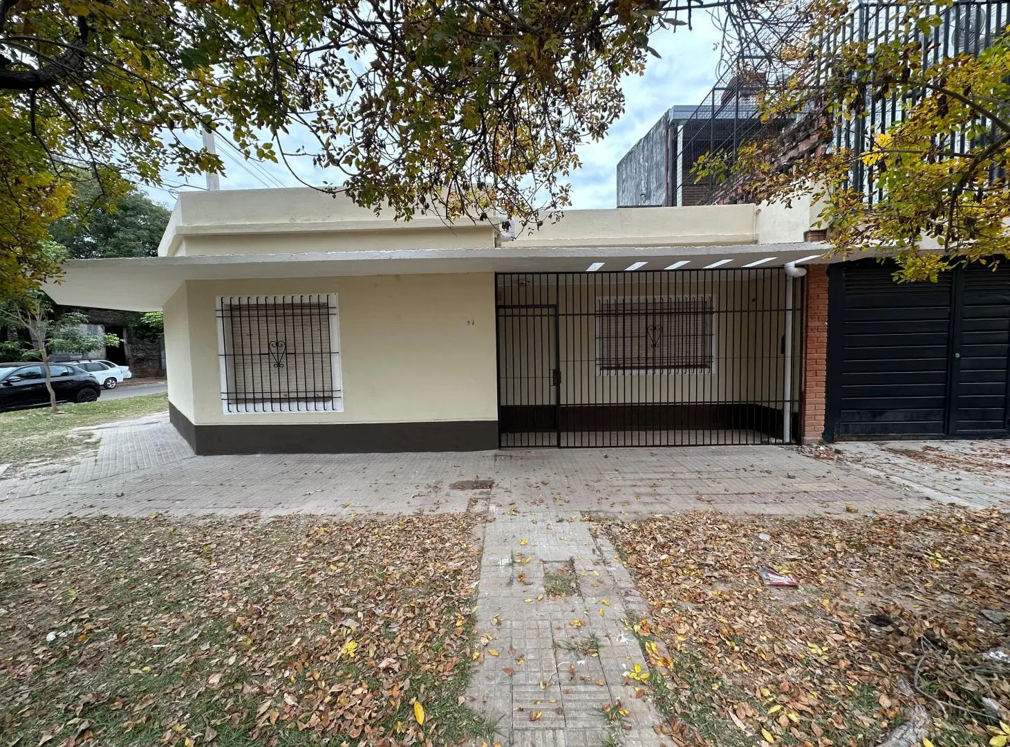 Casa en Esquina con Cochera Automática y Patio Parrilla – Amplios Ambientes y Excelente Ubicación 2