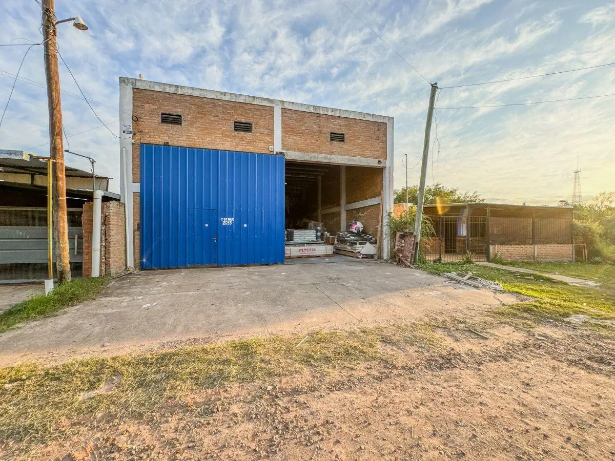 Galpón con oficinas y entrepiso a 280 m de Ruta 11 3