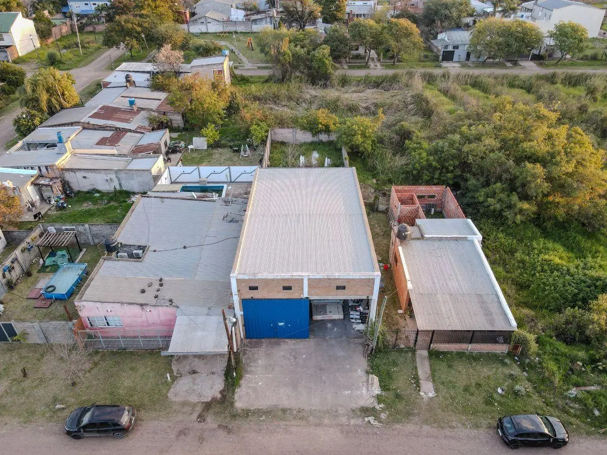 Galpón con oficinas y entrepiso a 280 m de Ruta 11 4