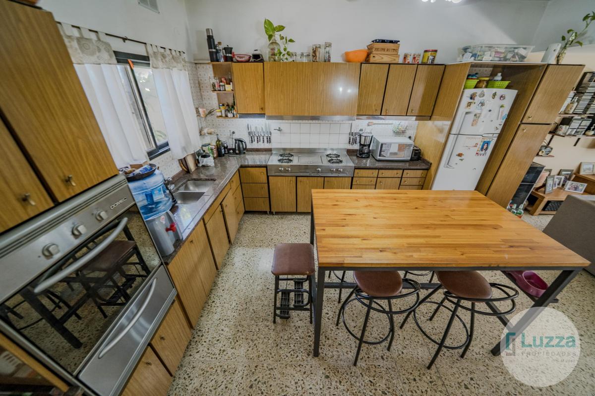 Casa Tipo PH, Frente a Villa Devoto. 5 Ambientes con Cochera, Pileta y Quincho. 5