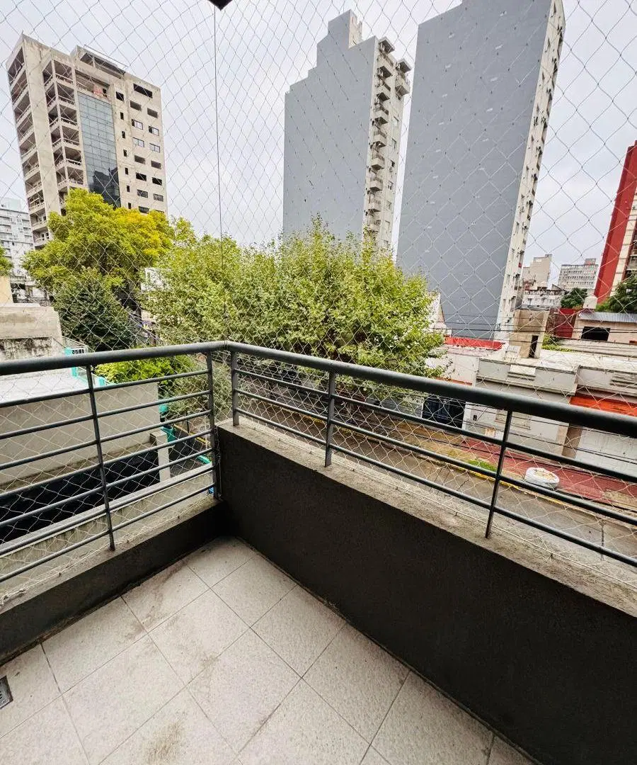 APTO CREDITO HIPOTECARIO! Amplio Dpto 2 Ambientes con Balcon Al Frente. en Pleno Centro de Caseros. 3