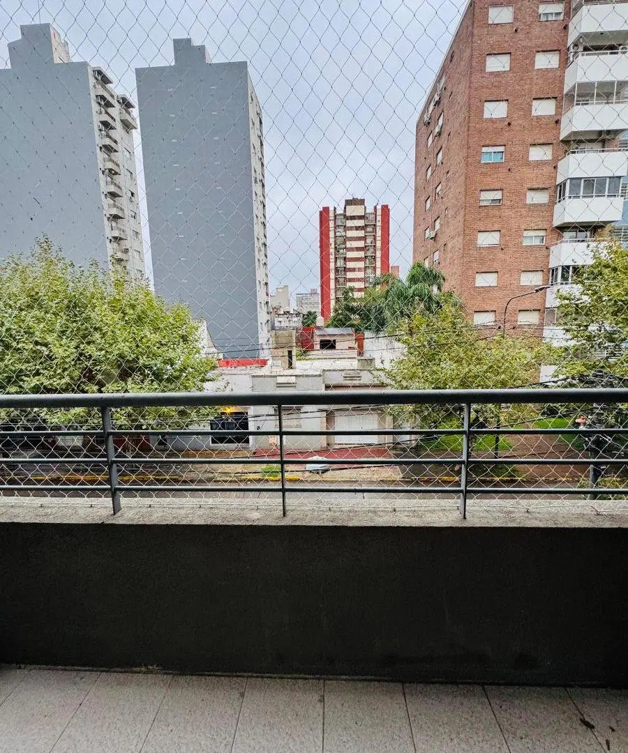 APTO CREDITO HIPOTECARIO! Amplio Dpto 2 Ambientes con Balcon Al Frente. en Pleno Centro de Caseros. 4