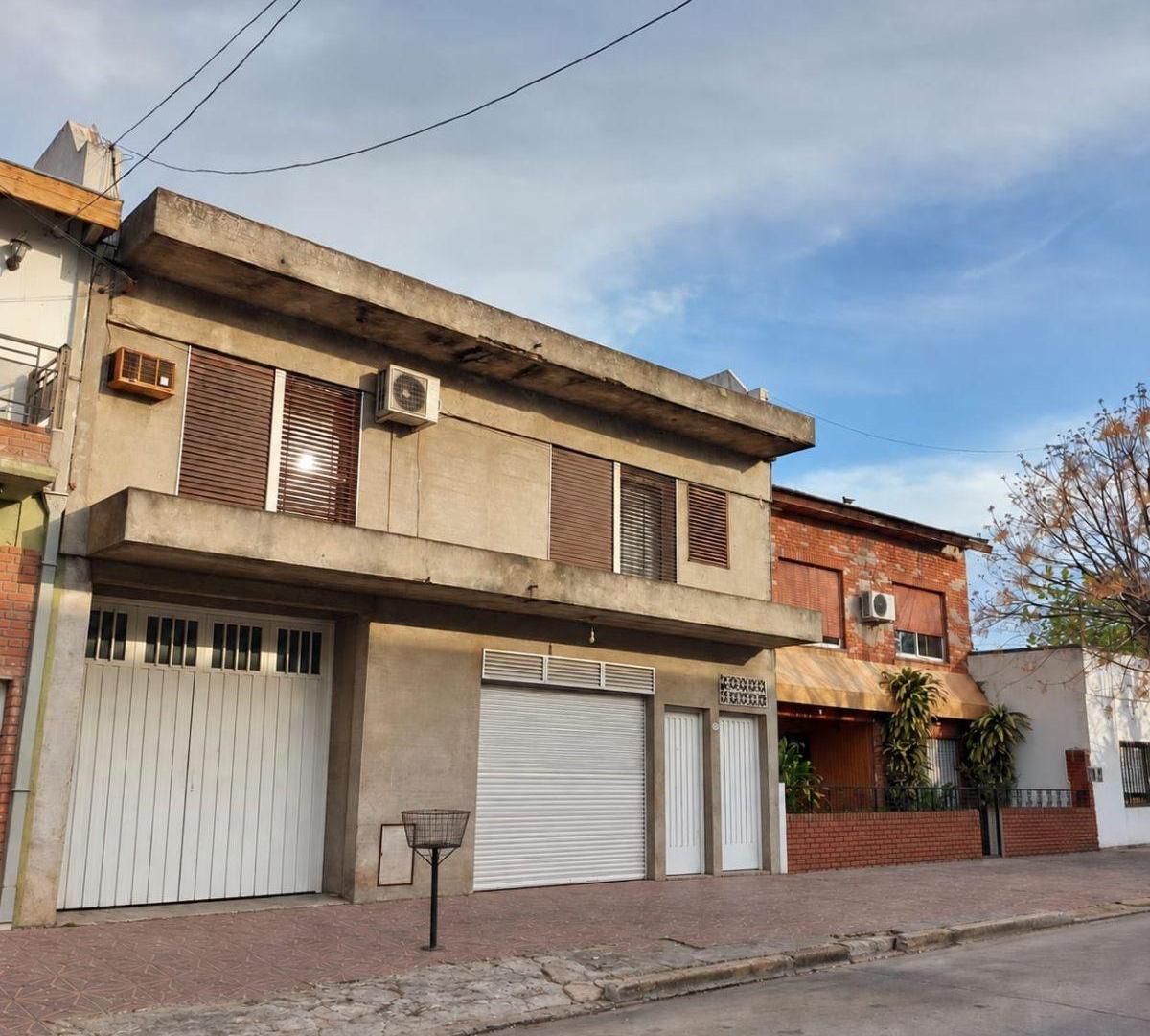 Foto de CASA EN PLANTA ALTA DE 4 AMBIENTES, CON GARAGE PASANTE, AMPLIO LOCAL EN, imagen 1