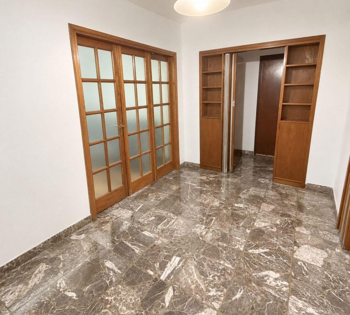 Foto de CASA EN PLANTA ALTA DE 4 AMBIENTES, CON GARAGE PASANTE, AMPLIO LOCAL EN, imagen 3