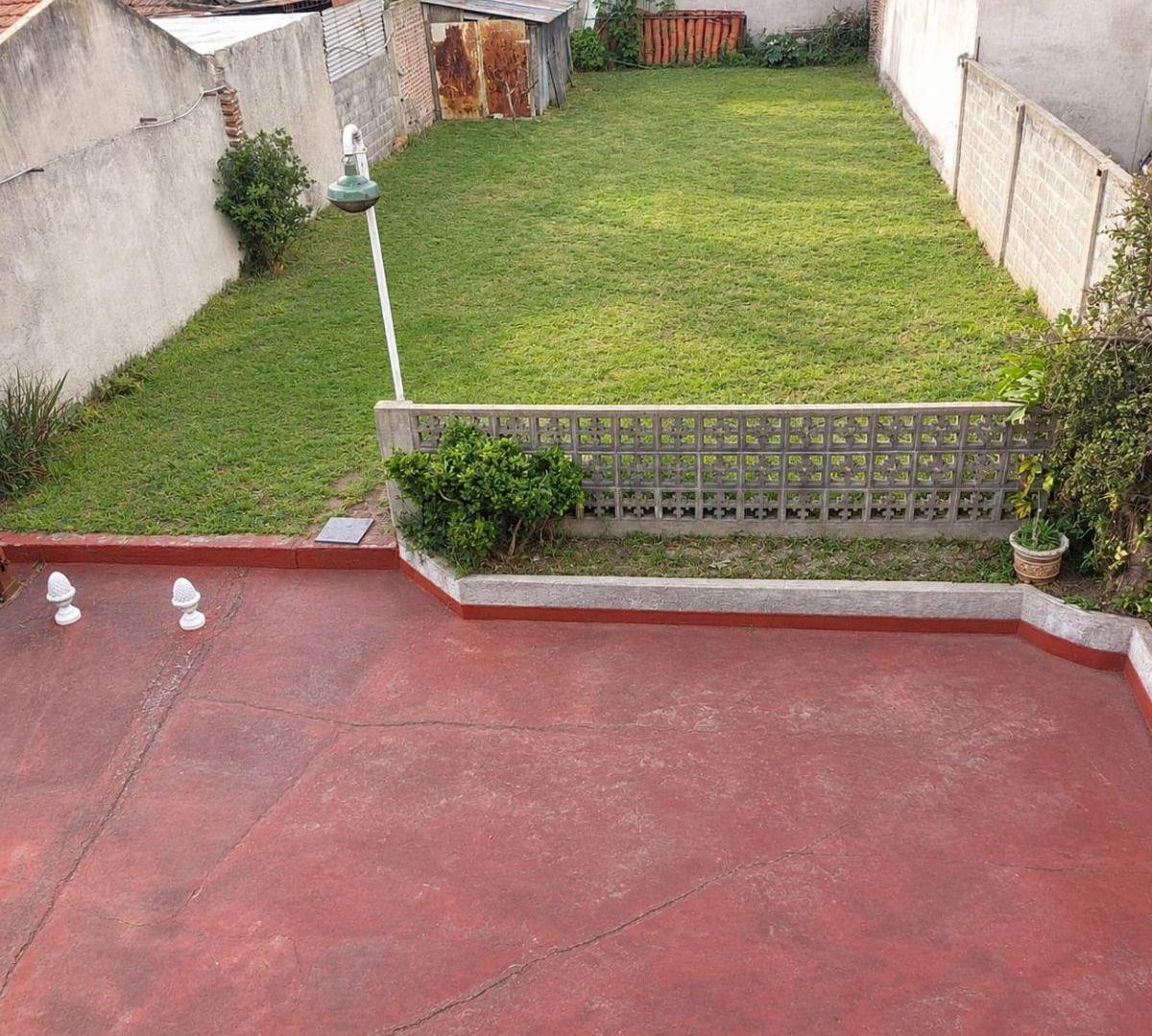 Foto de CASA EN PLANTA ALTA DE 4 AMBIENTES, CON GARAGE PASANTE, AMPLIO LOCAL EN, imagen 2